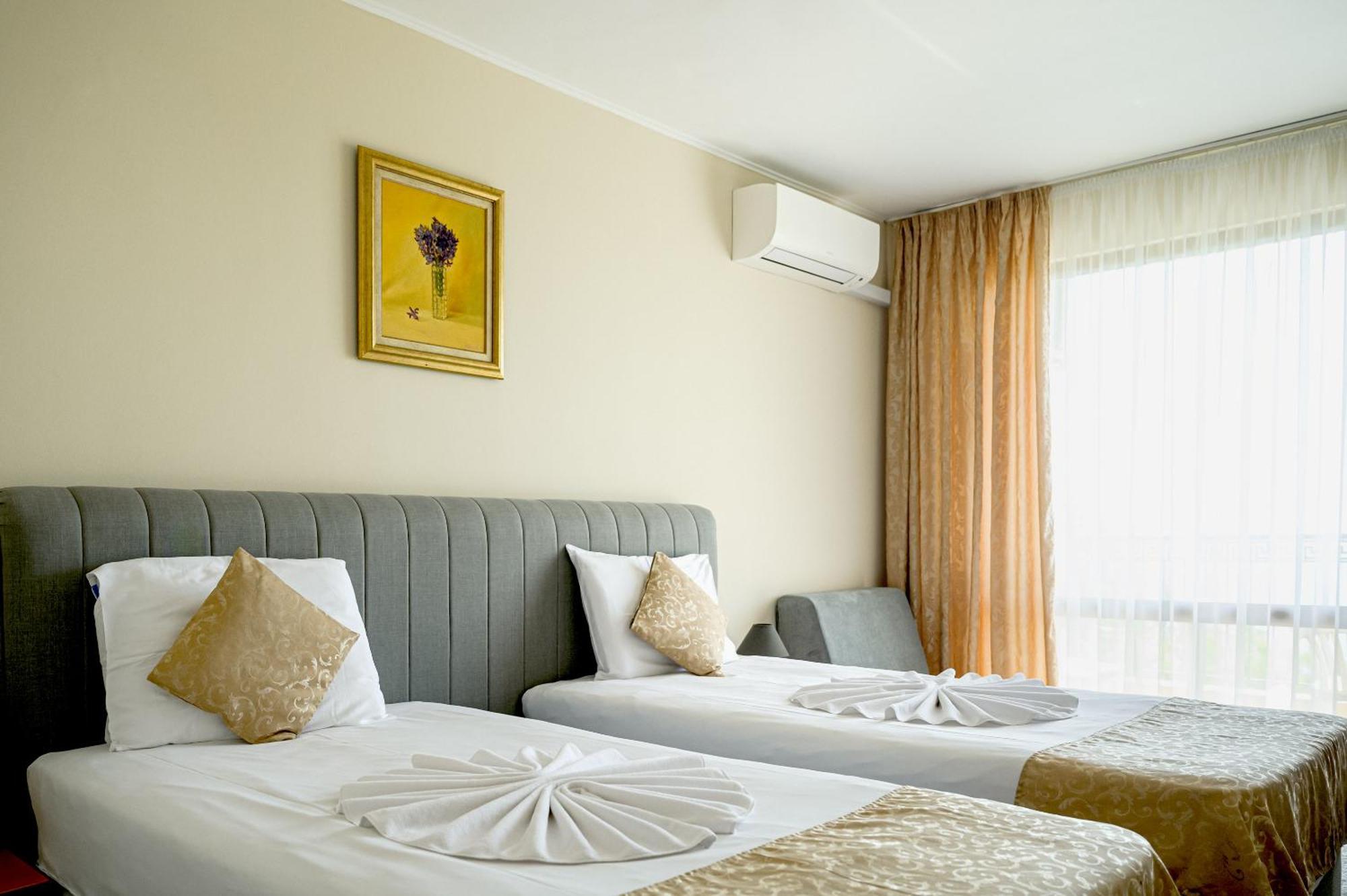 Paradise Hotel & Relax Center Pomorie Exterior photo